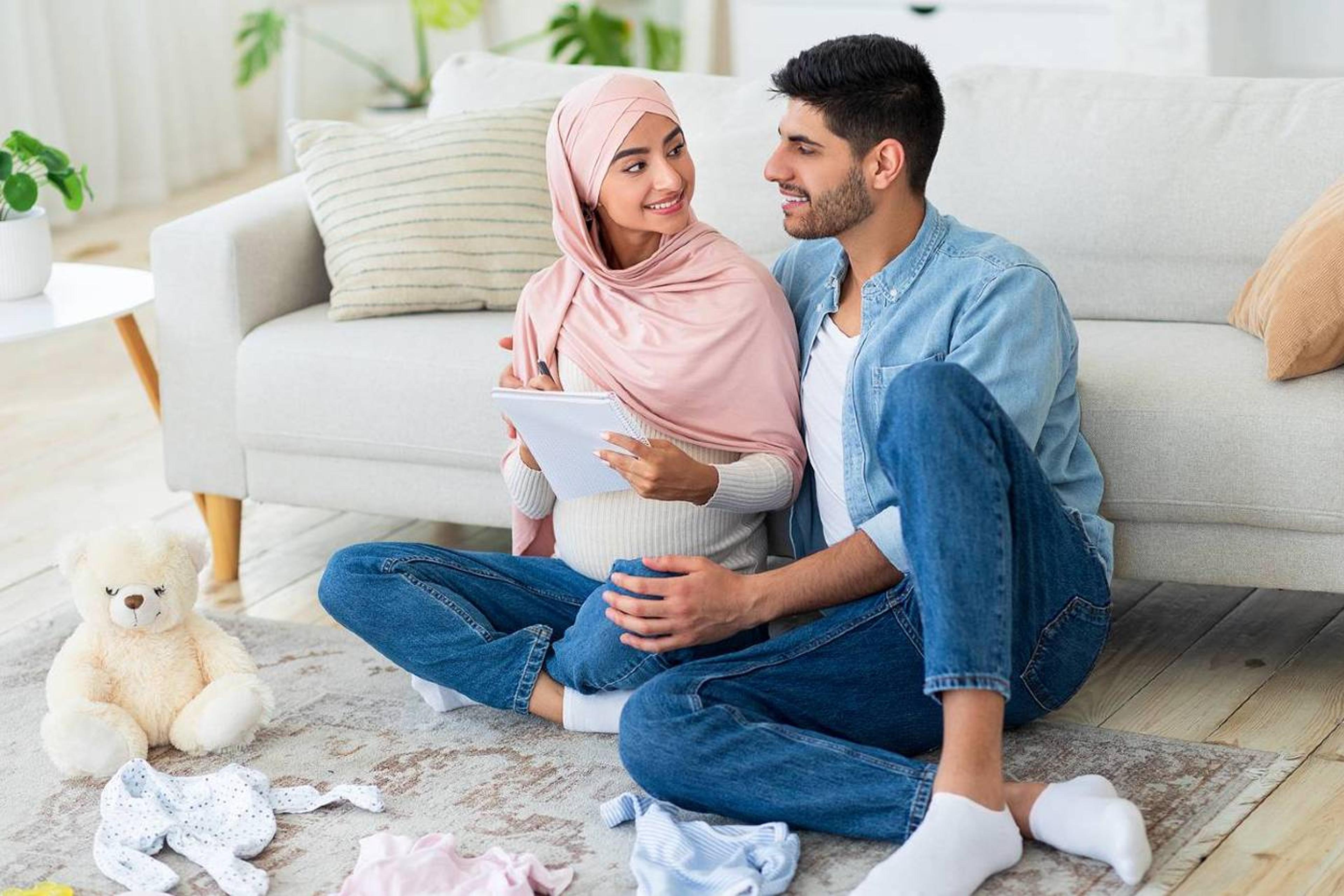 Parents-to-be creating eco-friendly baby registry 