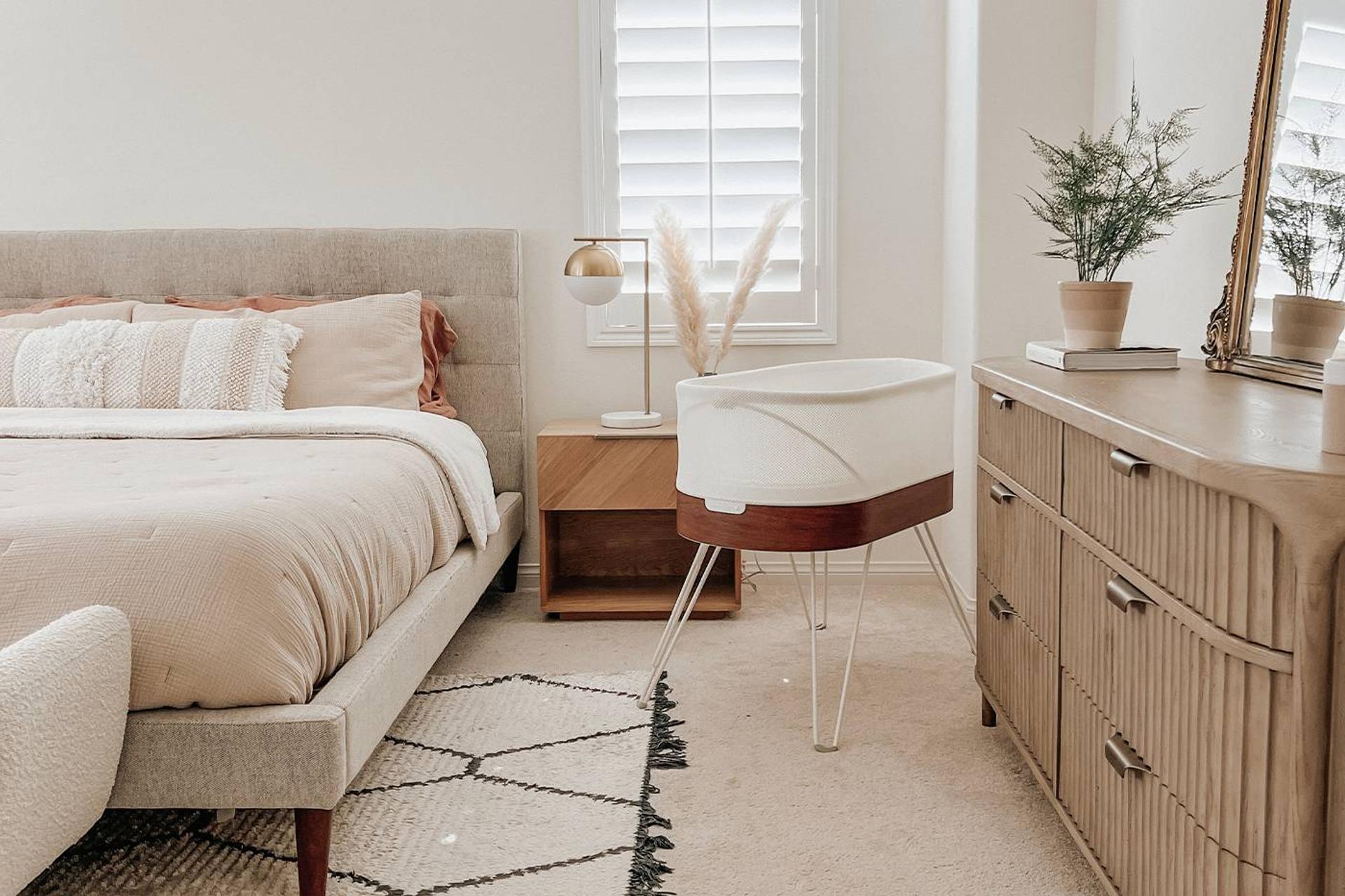 A SNOO in a parent's bedroom