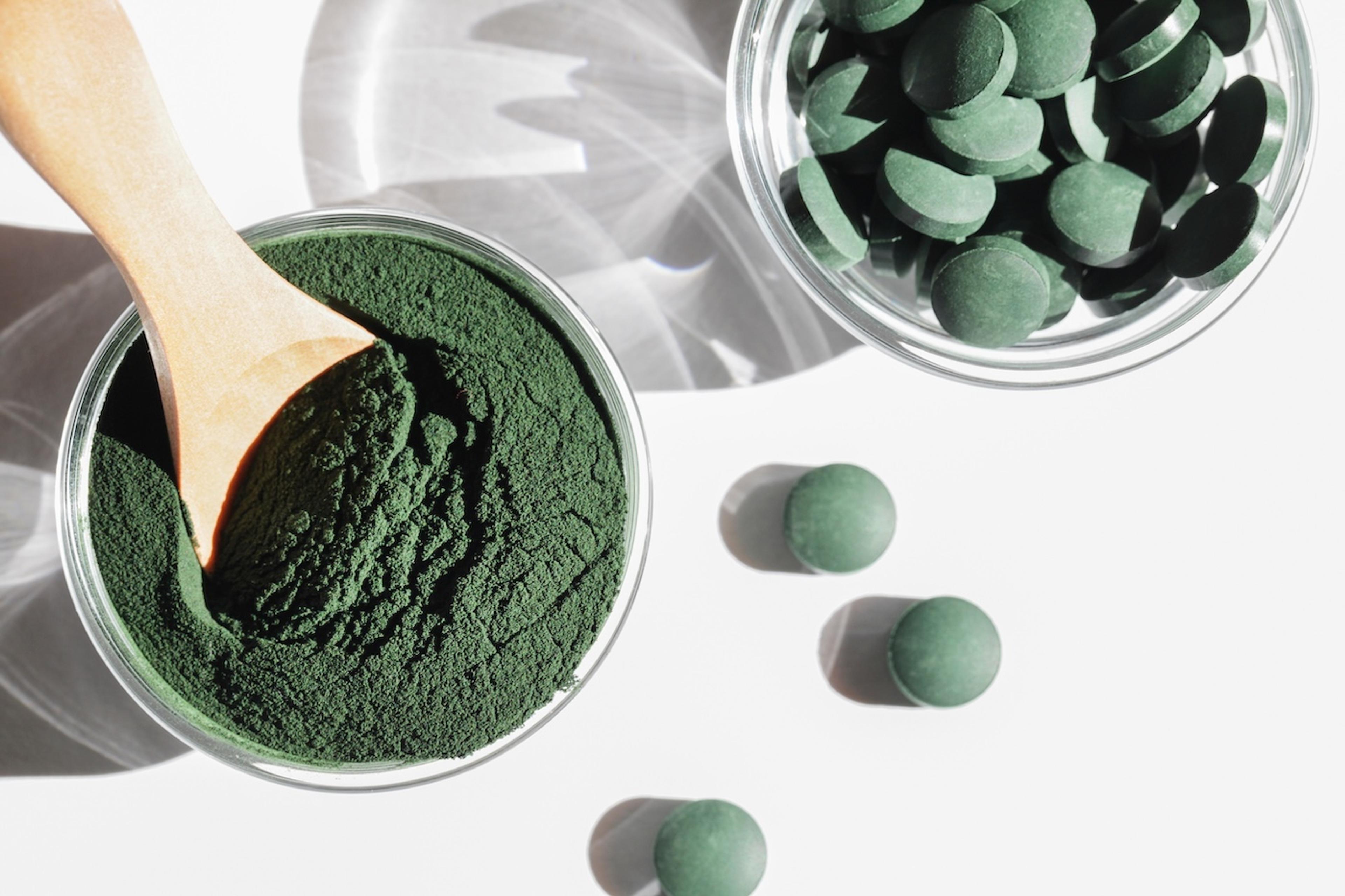 Spirulina powder and capsules