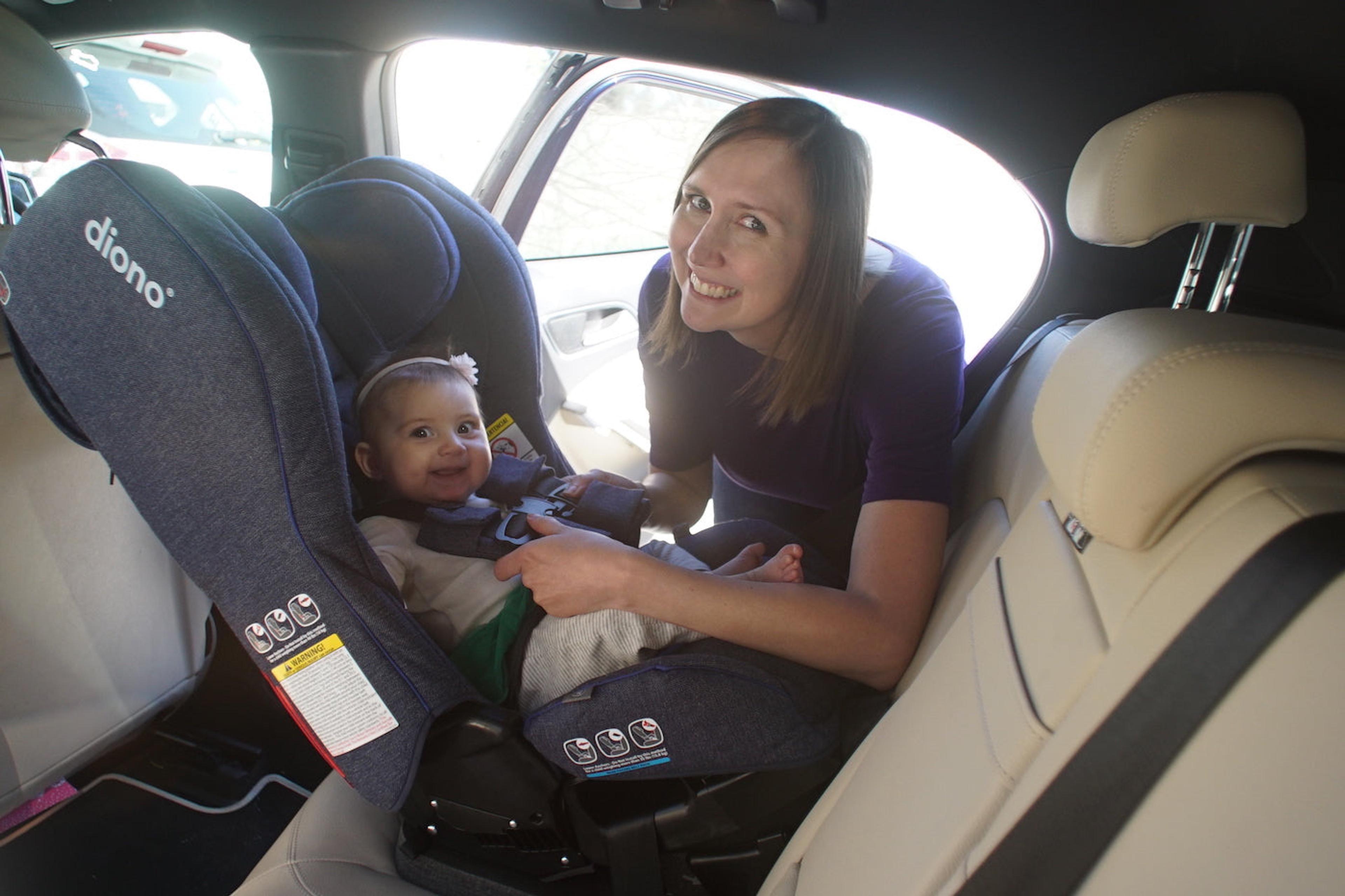 mom-buckles-baby-into-carseat-safely