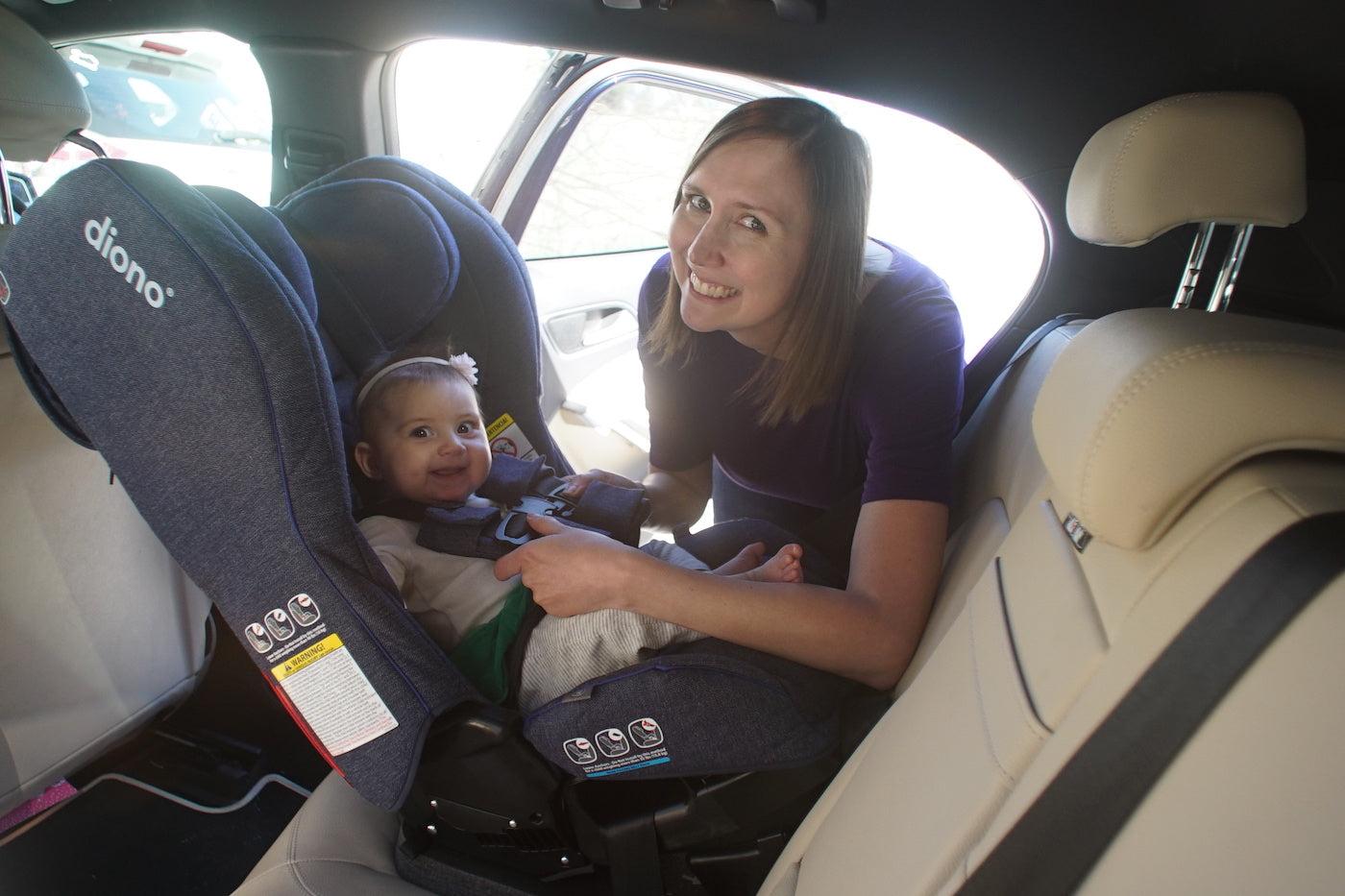 mom-buckles-baby-into-carseat-safely