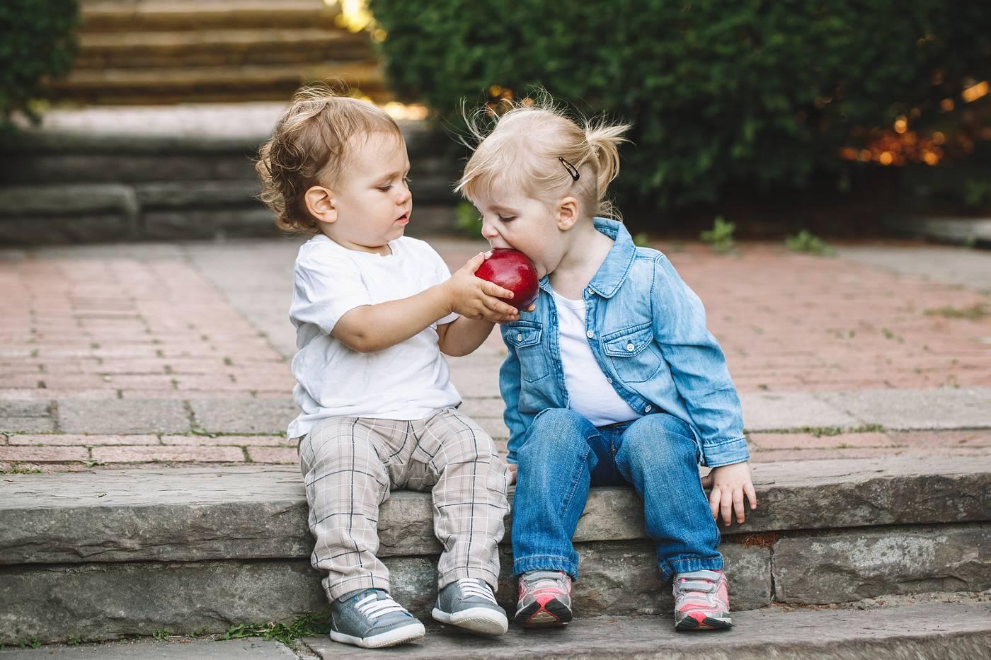 When do toddlers learn to share? Toddlers sharing an apple