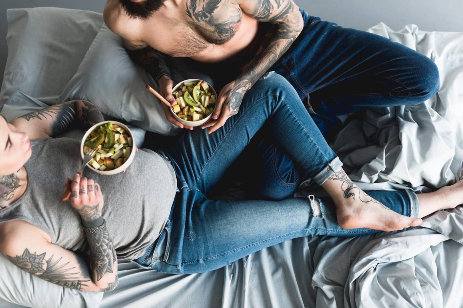 mood foods in pregnancy: couple eating healthy together