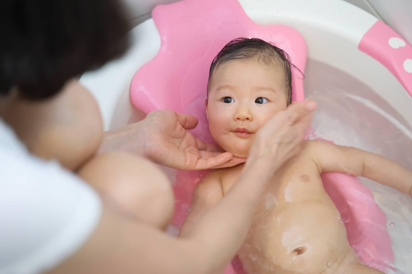 how to bathe a baby