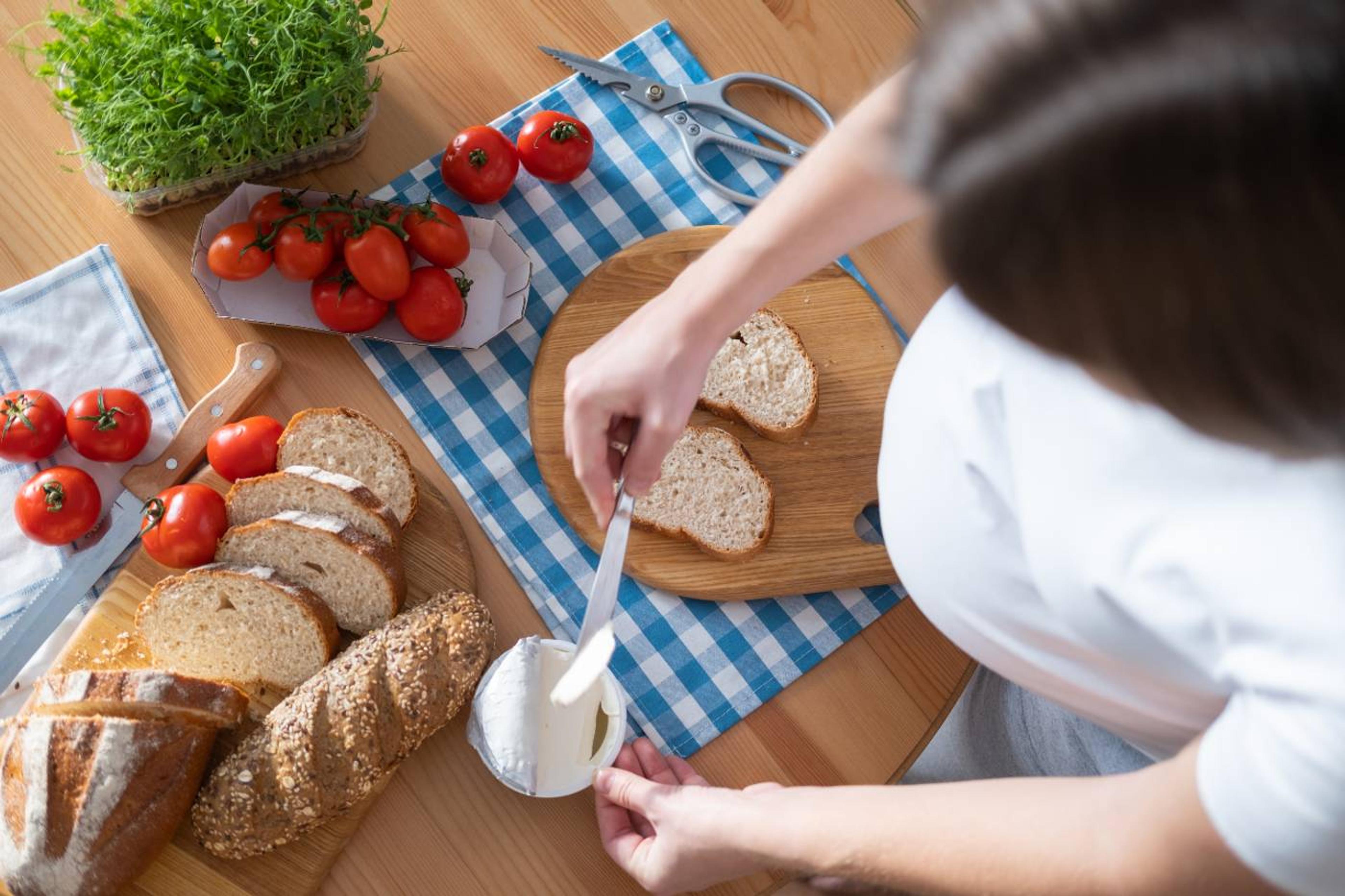 Pregnancy meal plan and recipes: Pregnant individual making lunch