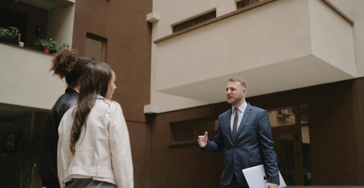 Chasseur immobilier analysant des annonces et son réseau pour trouver un bien off-market