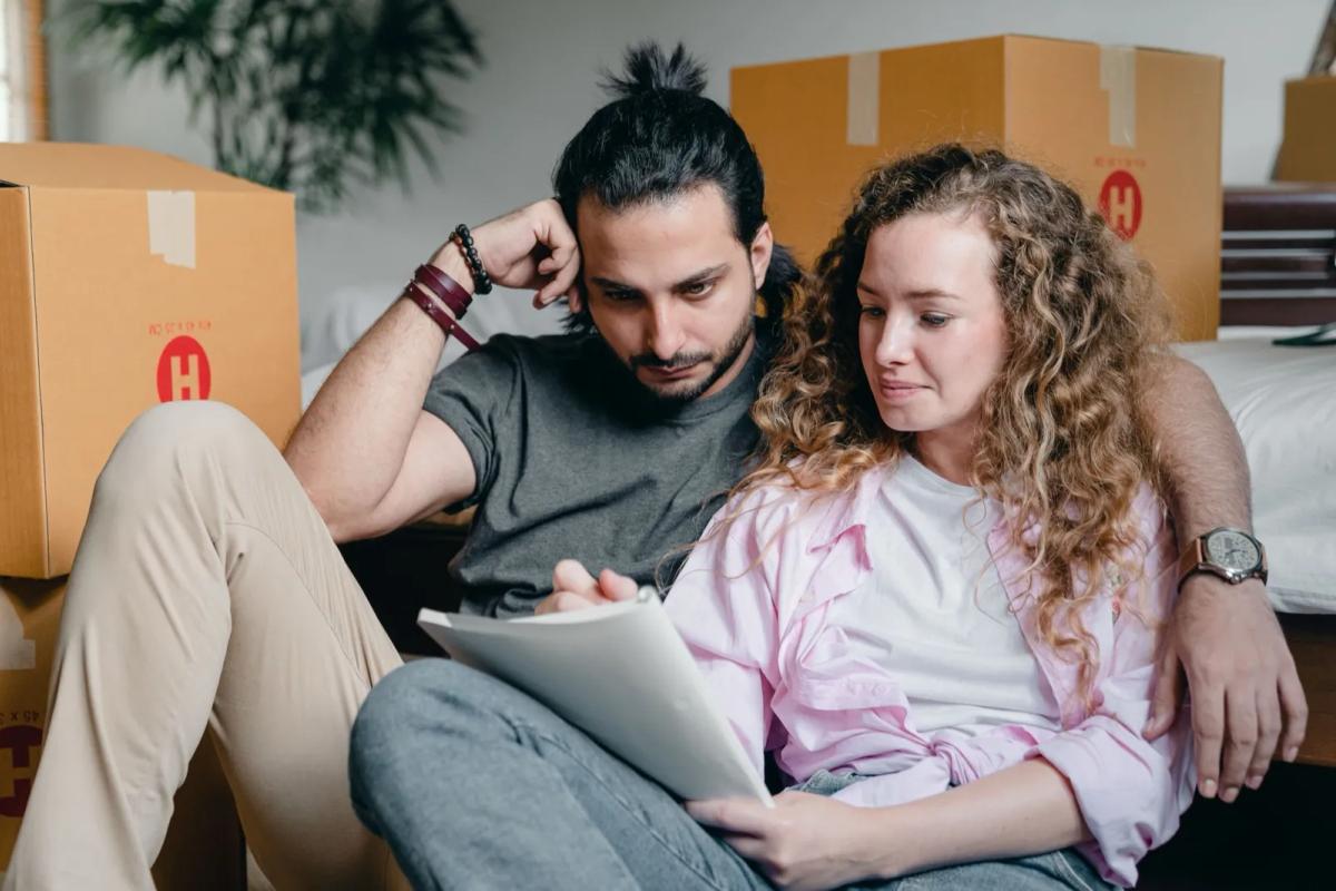 Couple préparant la visite d'un appartement avec une liste de questions