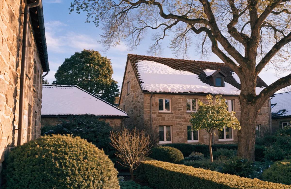 Maison ancienne avec déperdition de chaleur visible en thermographie, illustrant une passoire thermique