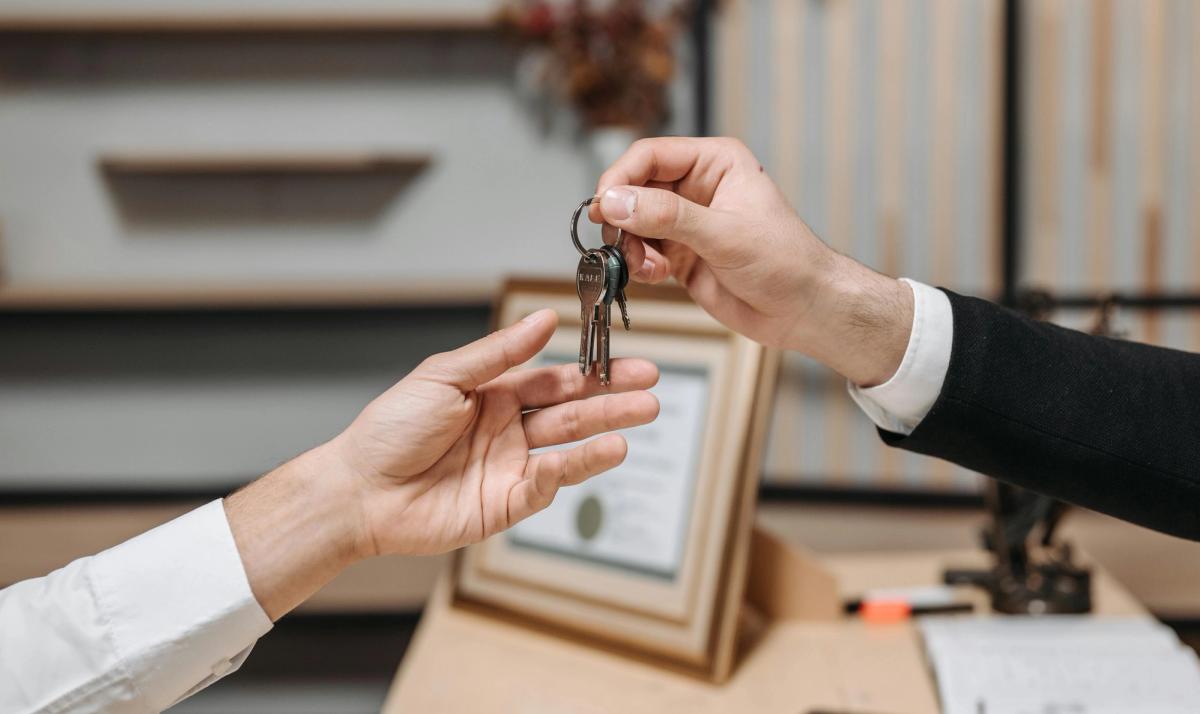 Illustration d'un contrat de bail étudiant posé sur un bureau avec des clés d'appartement