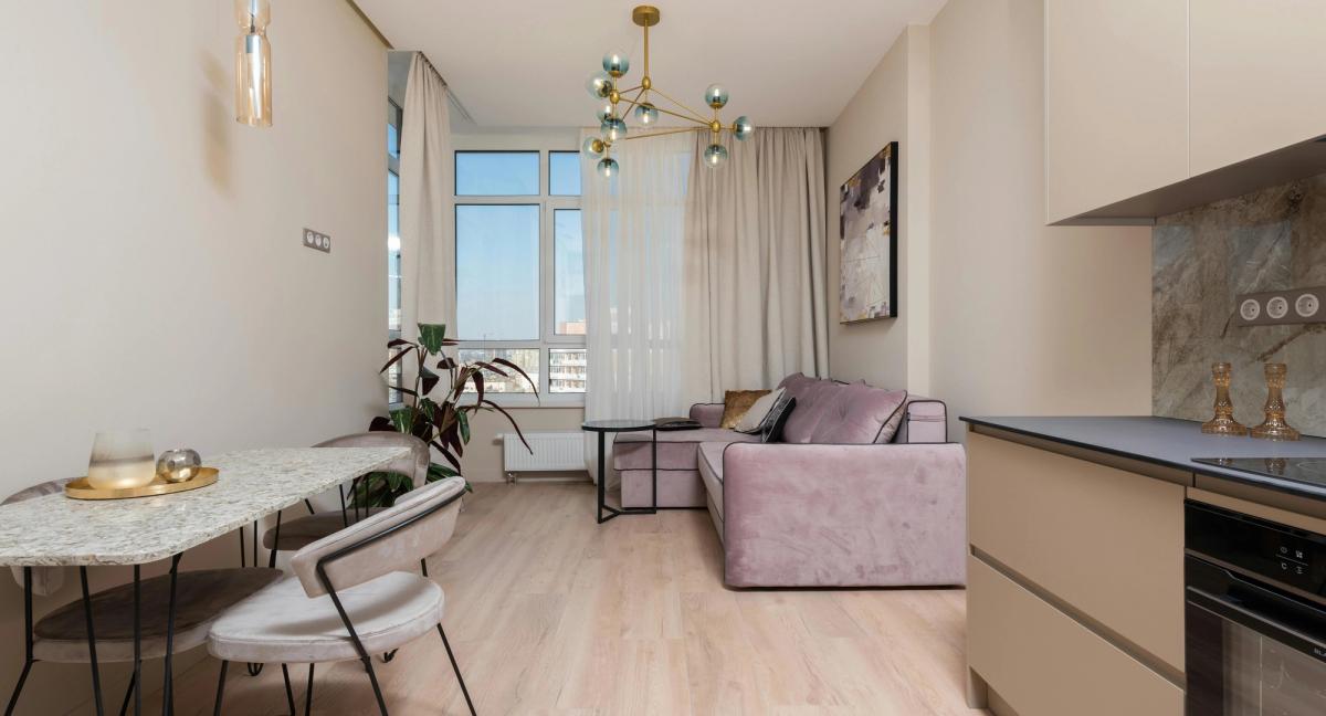 Appartement T1 bis bien aménagé avec délimitation des espaces par mobilier et décoration