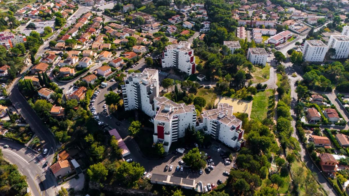 Comparaison des charges locatives entre un appartement en copropriété et une maison individuelle