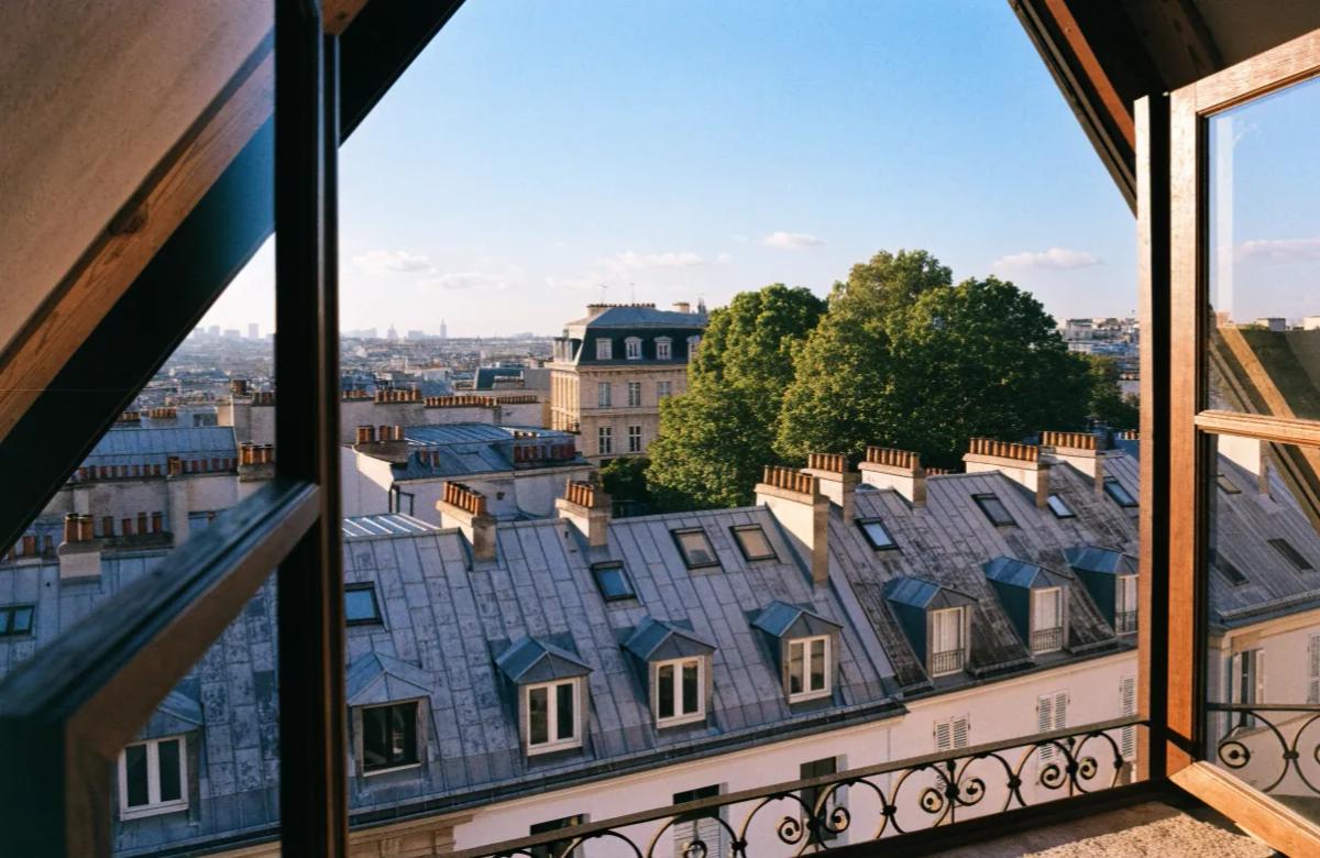 Vue sur les toits parisiens depuis un appartement en colocation