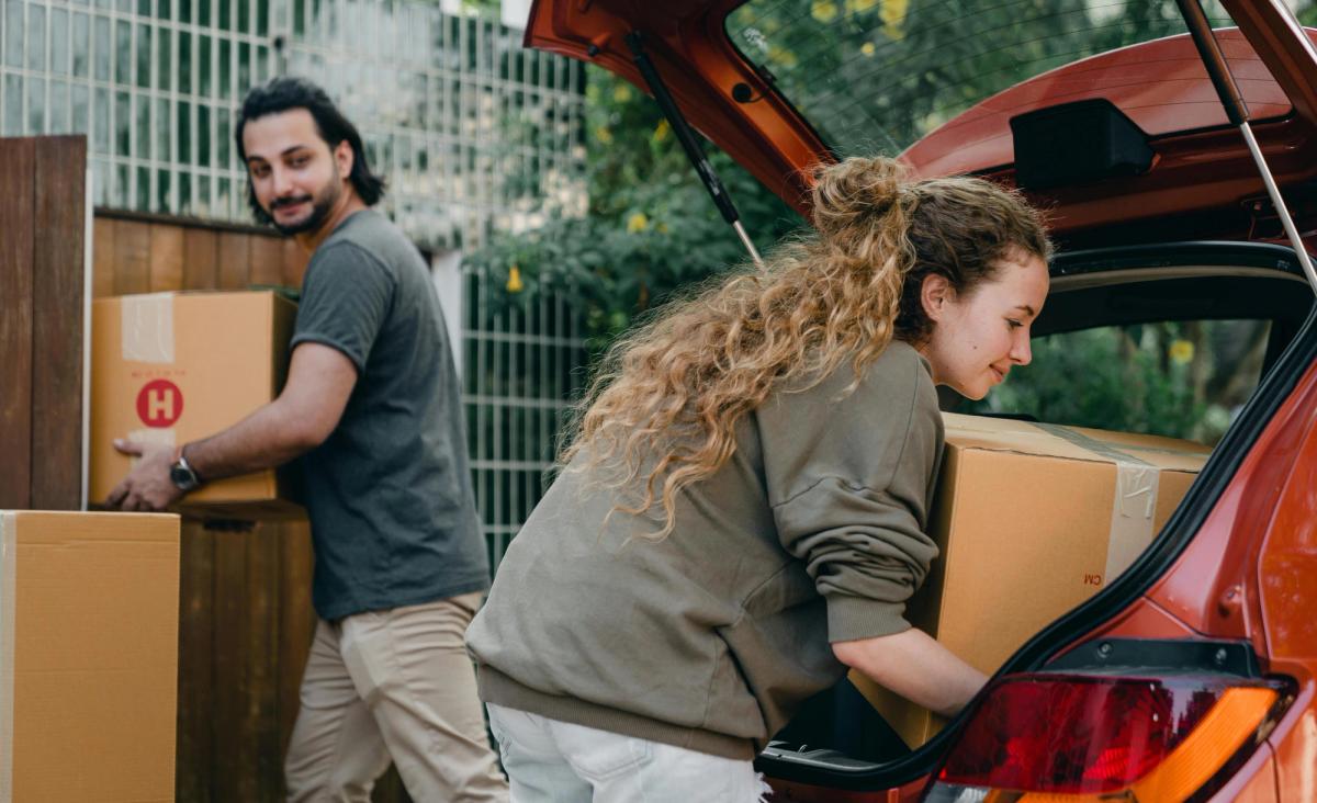 Organisation du chargement d'un camion de déménagement avec une chaîne humaine