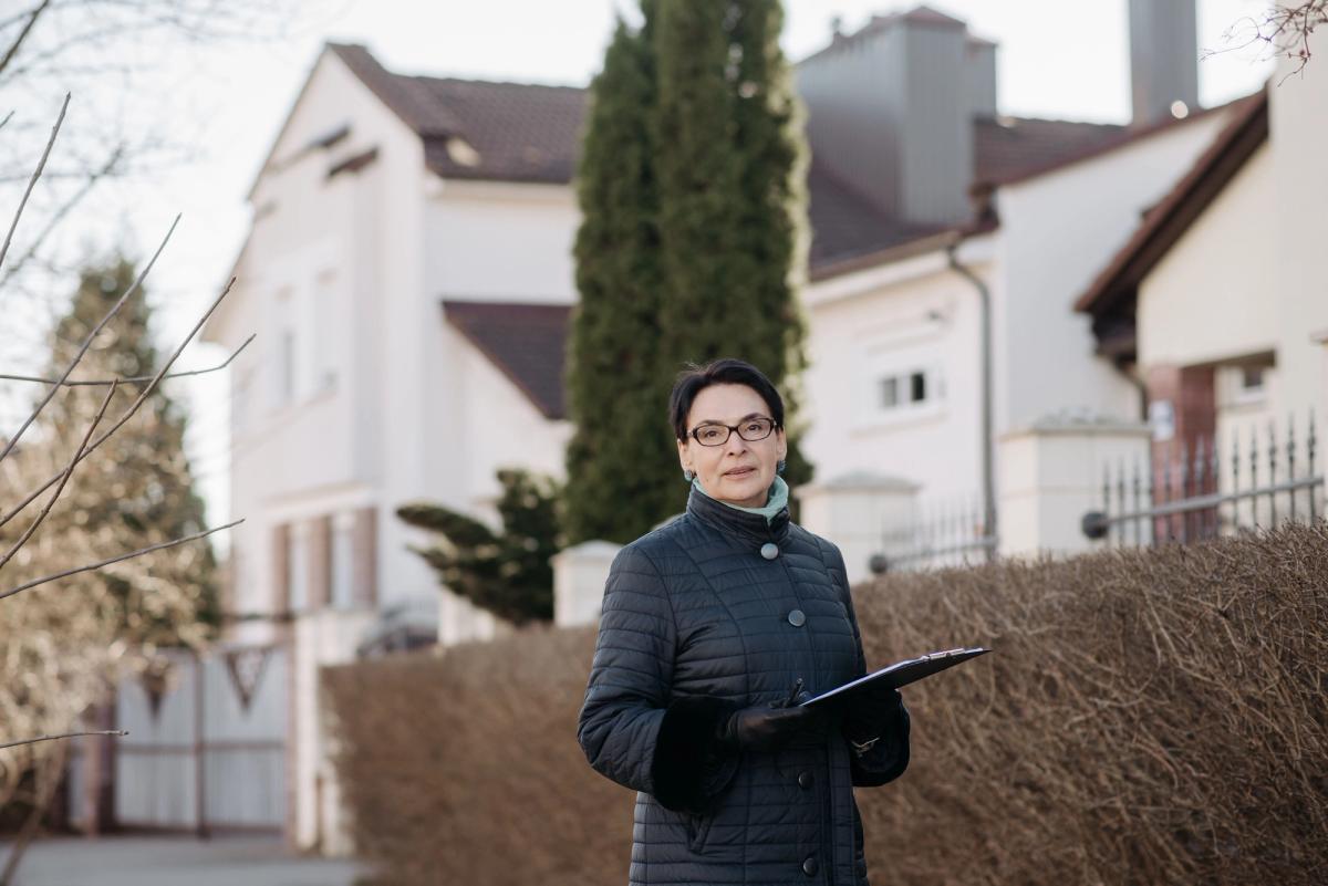Propriétaire inspectant l'extérieur d'une maison lors de l'état des lieux d'entrée