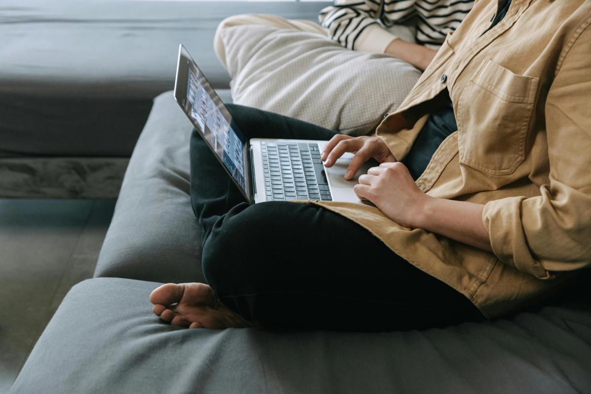 Personne cherchant un appartement depuis l'étranger sur son ordinateur portable