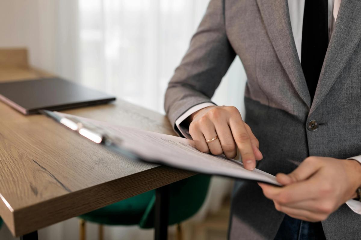 Propriétaire vérifiant un dossier de candidature locataire