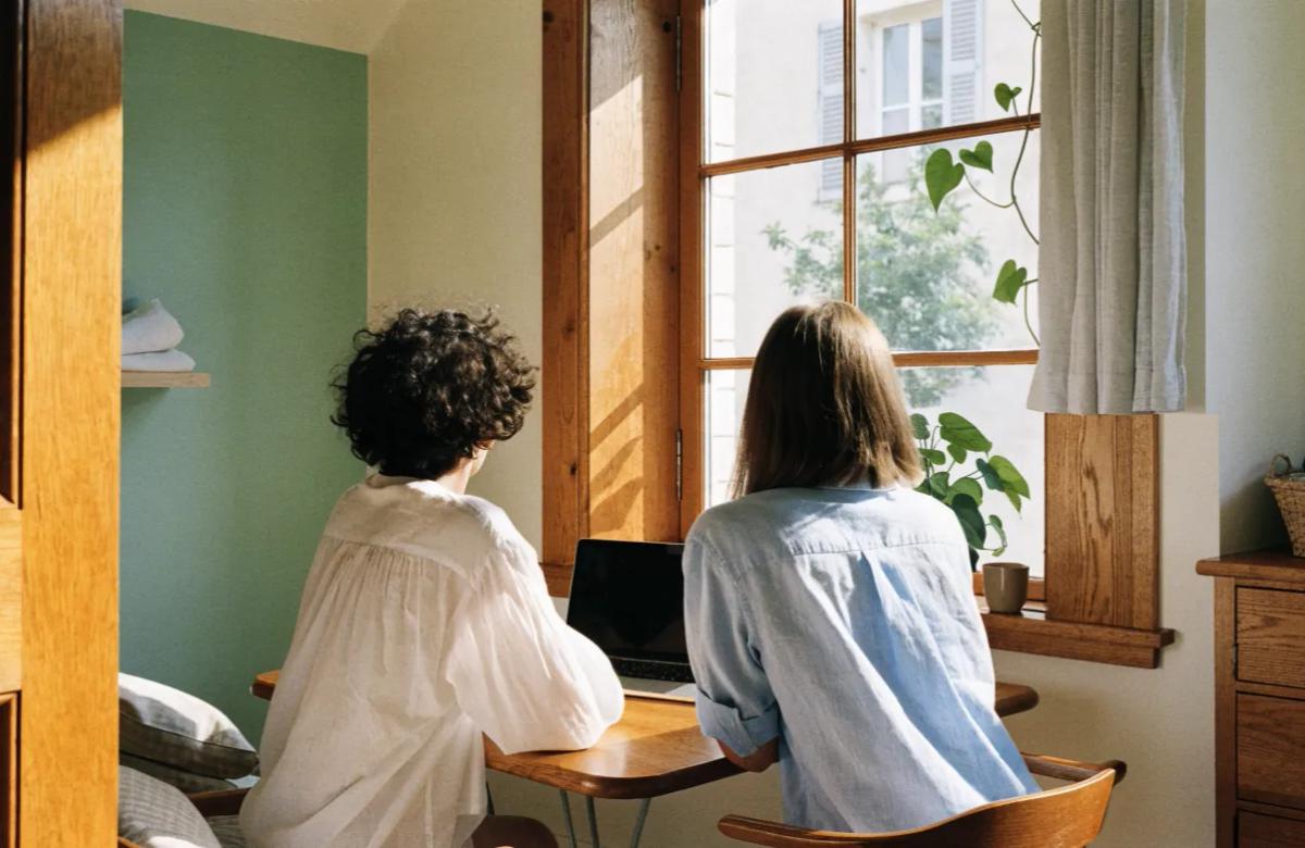 Jeunes colocataires cherchant une colocation à Paris sur leur ordinateur