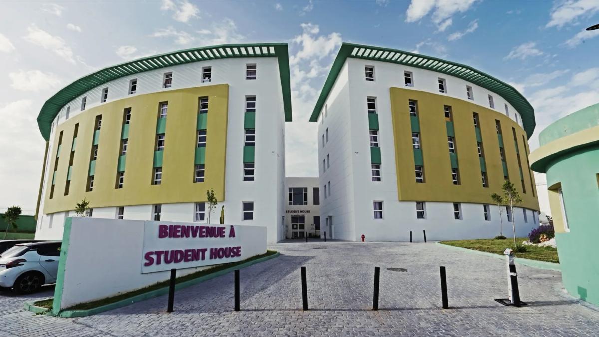 Résidence universitaire Crous avec étudiants devant le bâtiment