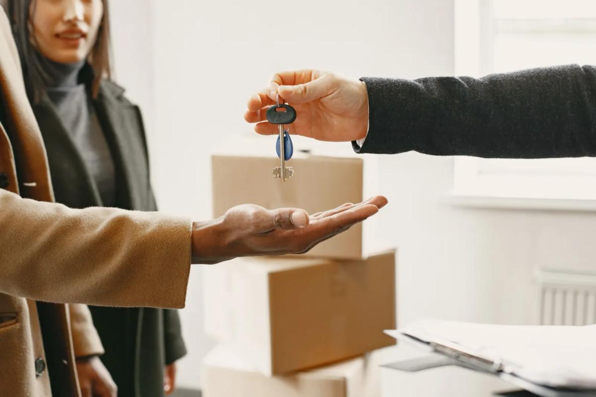 Locataire remettant les clés de son logement au propriétaire lors de la sortie