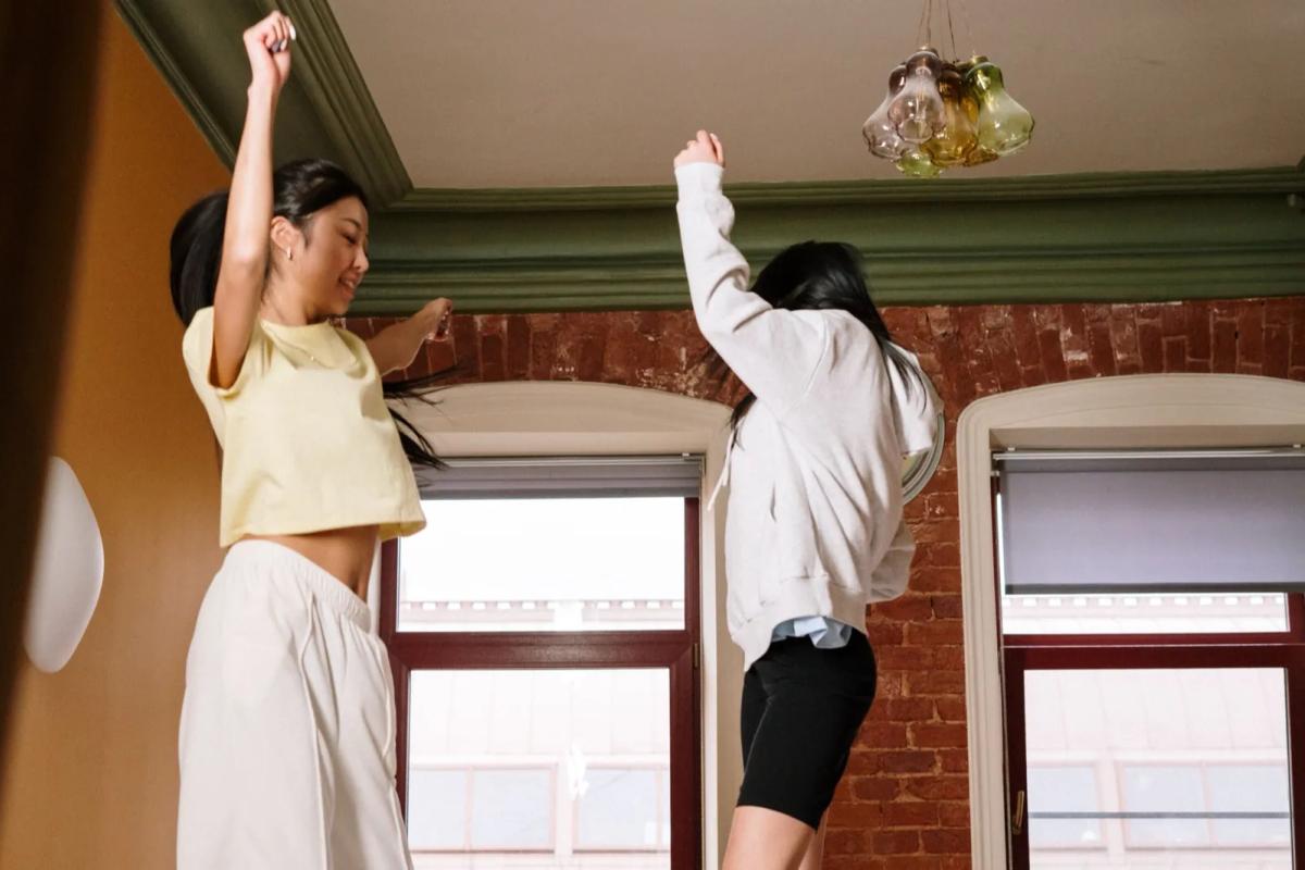 Colocataires partageant un moment convivial dans le salon d'un appartement lumineux