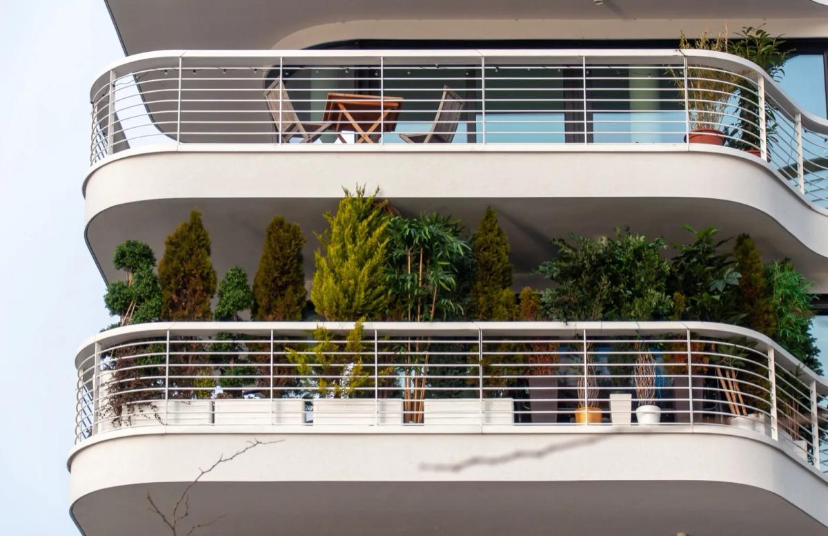Balcon ensoleillé d'un appartement avec mobilier de jardin