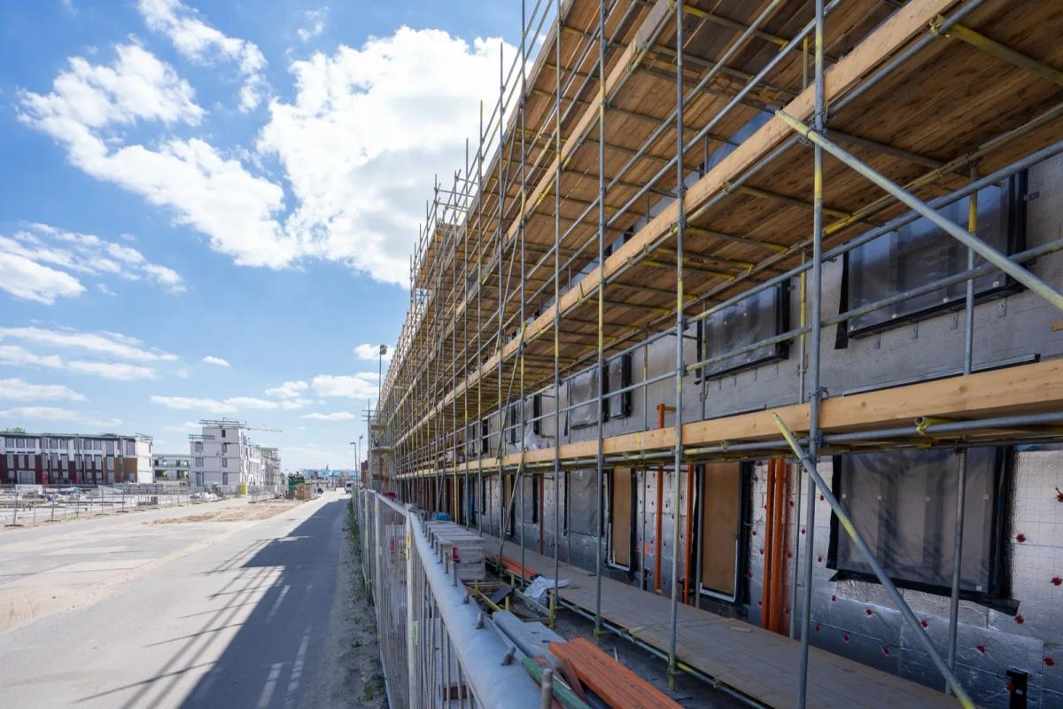 Immeuble en copropriété rénové avec façade isolée pour réduire les charges énergétiques