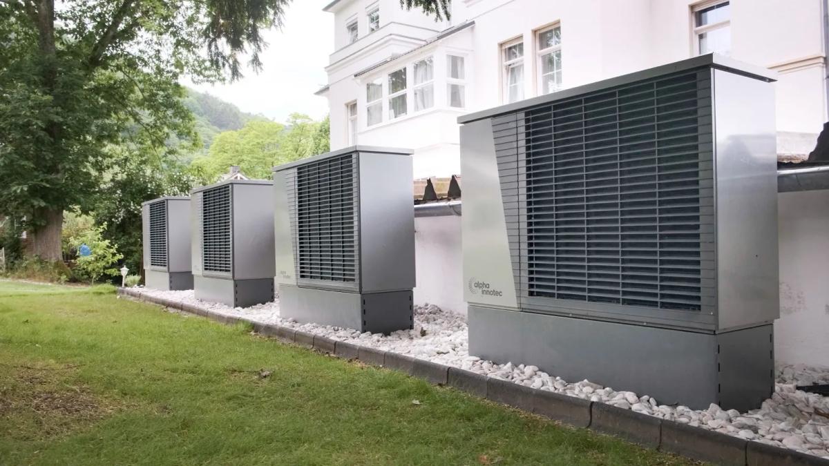 Pompes à chaleur collectives installées au pied d'un immeuble résidentiel