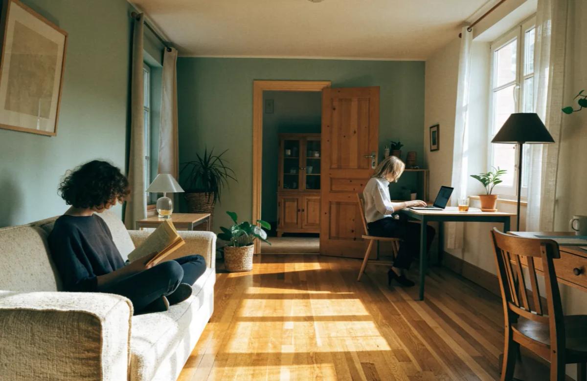 Deux colocataires dans le salon de leur appartement partagé