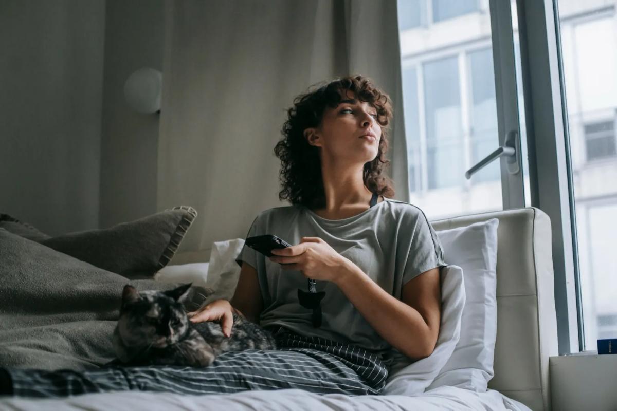 Locataire détendu avec son chat dans son appartement en location