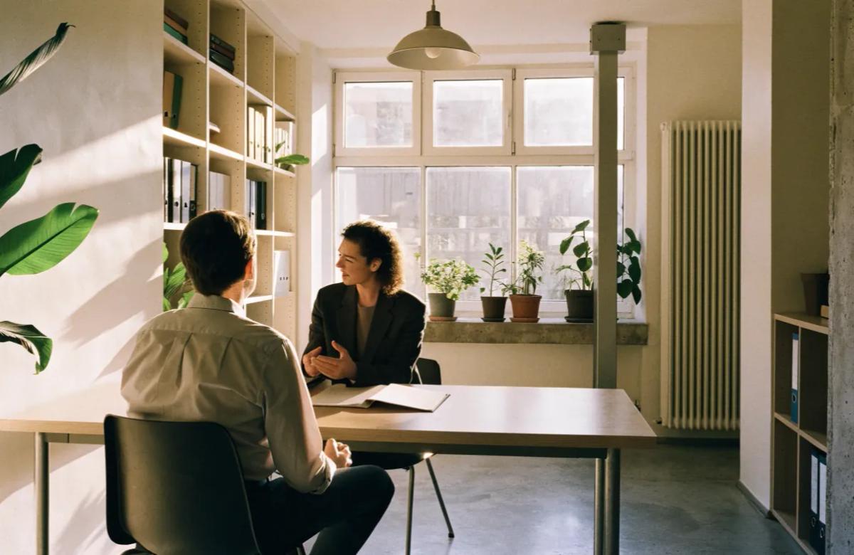 Locataire consultant un conseiller juridique pour un litige avec son propriétaire