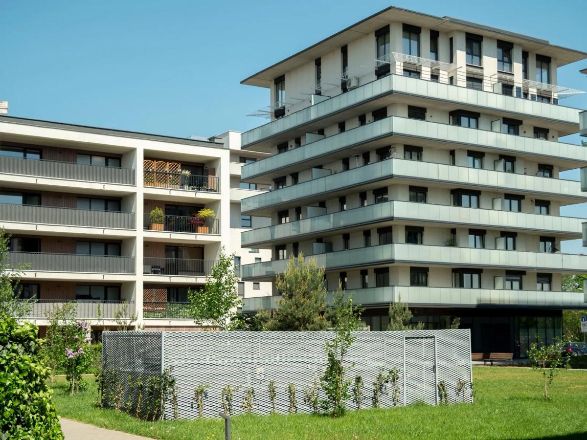 Immeuble résidentiel avec parties communes et espaces verts entretenus