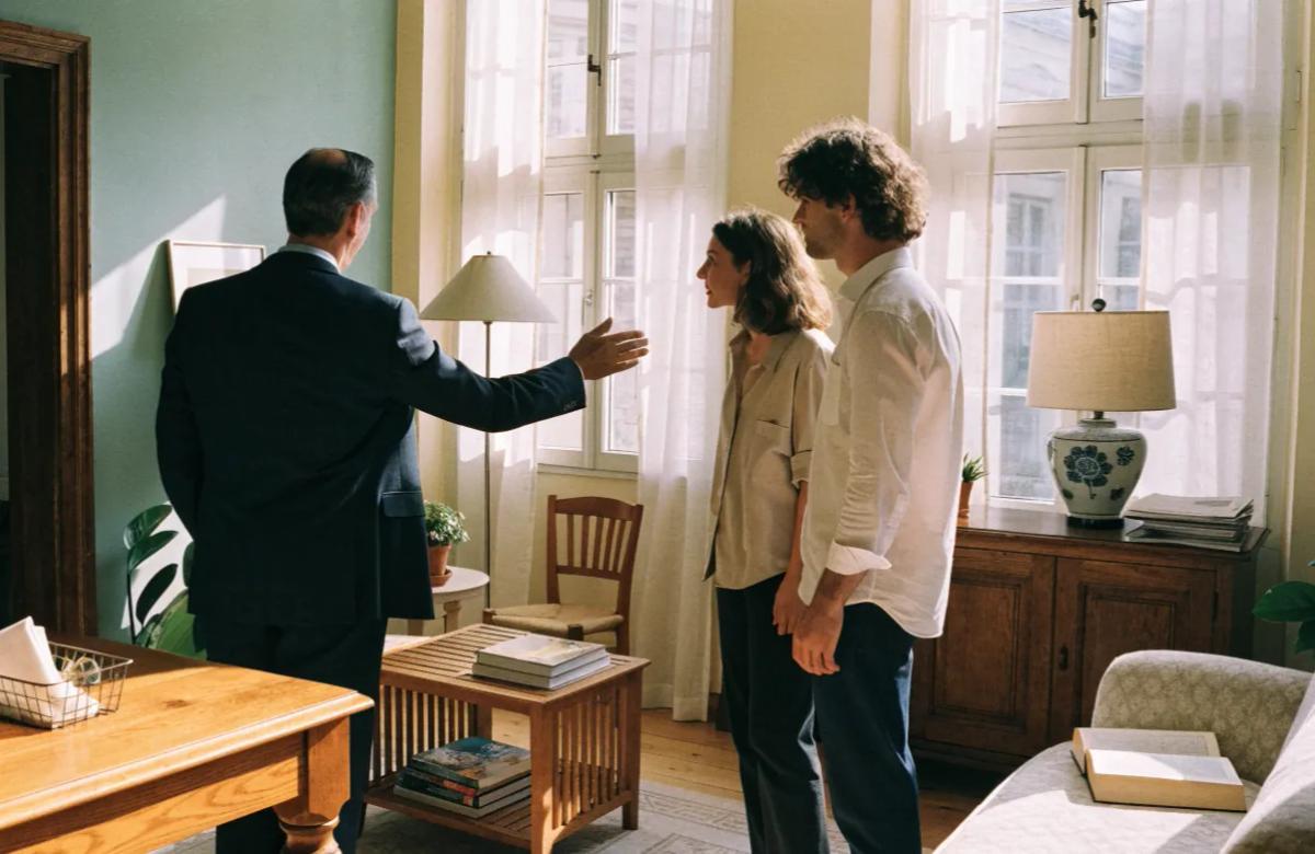 Propriétaire et acheteurs lors d'une visite d'un logement occupé mis en vente