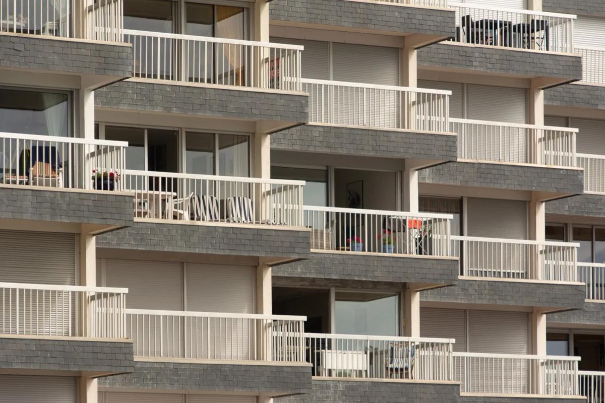 Façade d'un immeuble en copropriété illustrant les parties communes