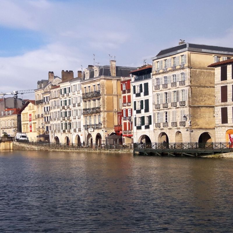 Encadrement des loyers Pays Basque : villes et plafonds