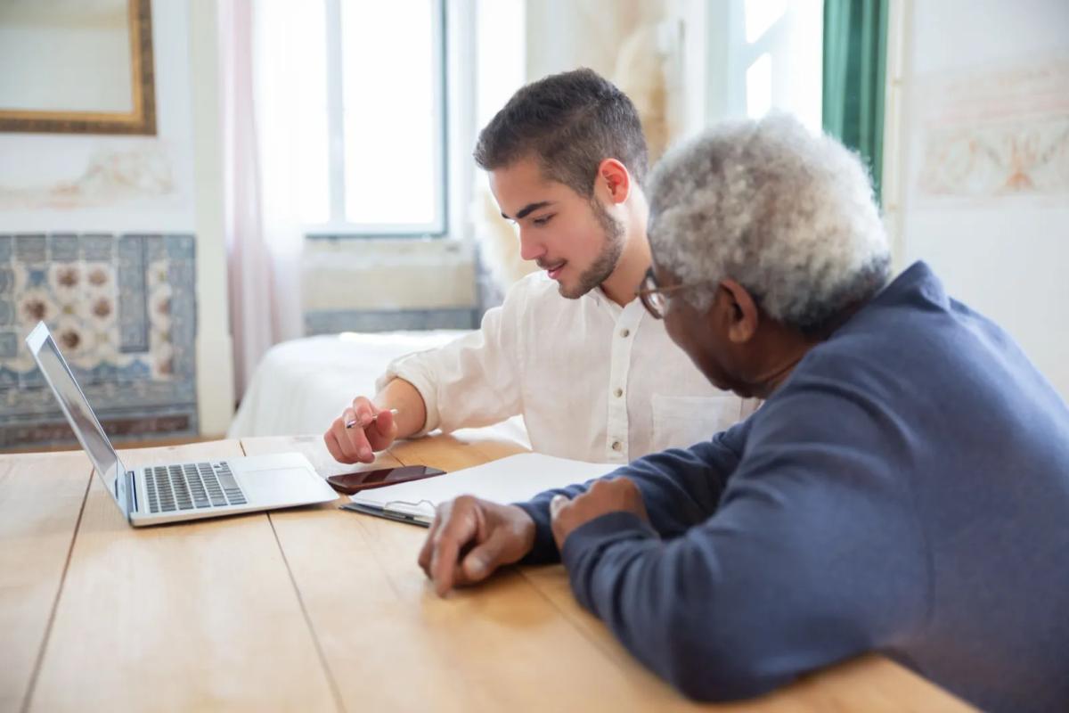 Personne échangeant avec un travailleur social pour une demande d'aide au logement