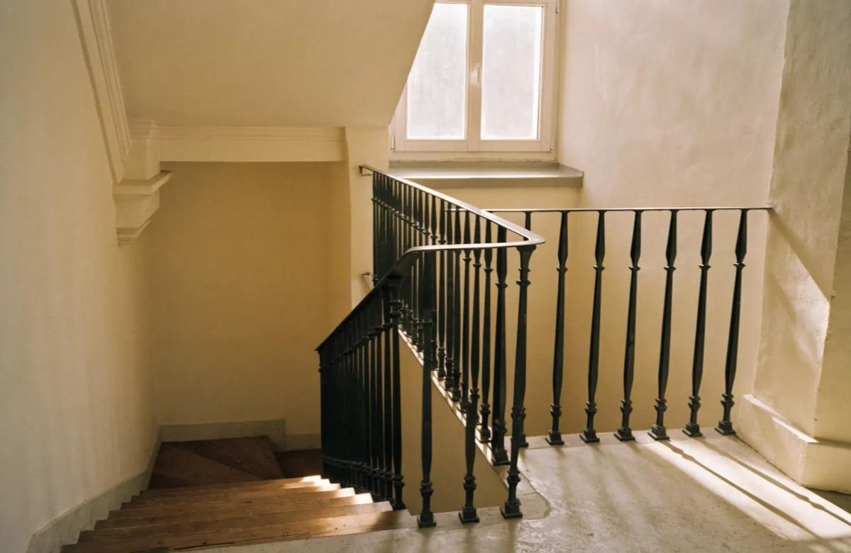 Cage d'escalier d'un immeuble ancien, partie commune à inspecter lors de la visite