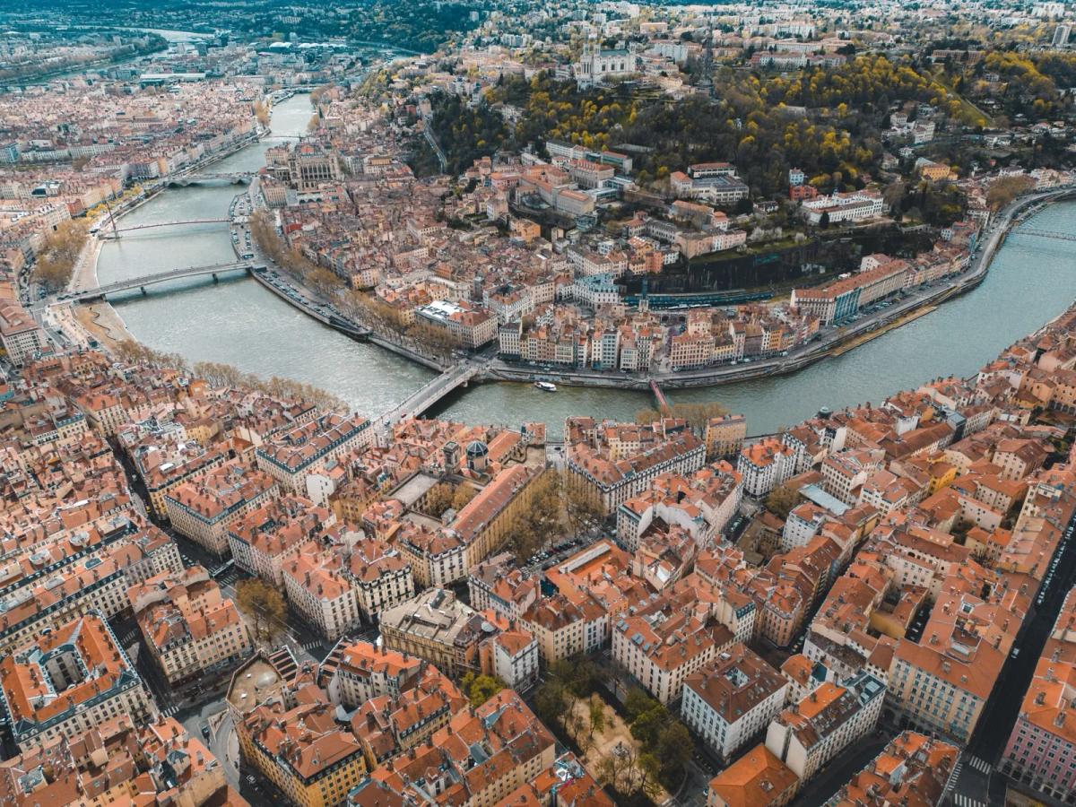Vue aérienne d'une grande ville française en zone tendue avec immeubles résidentiels