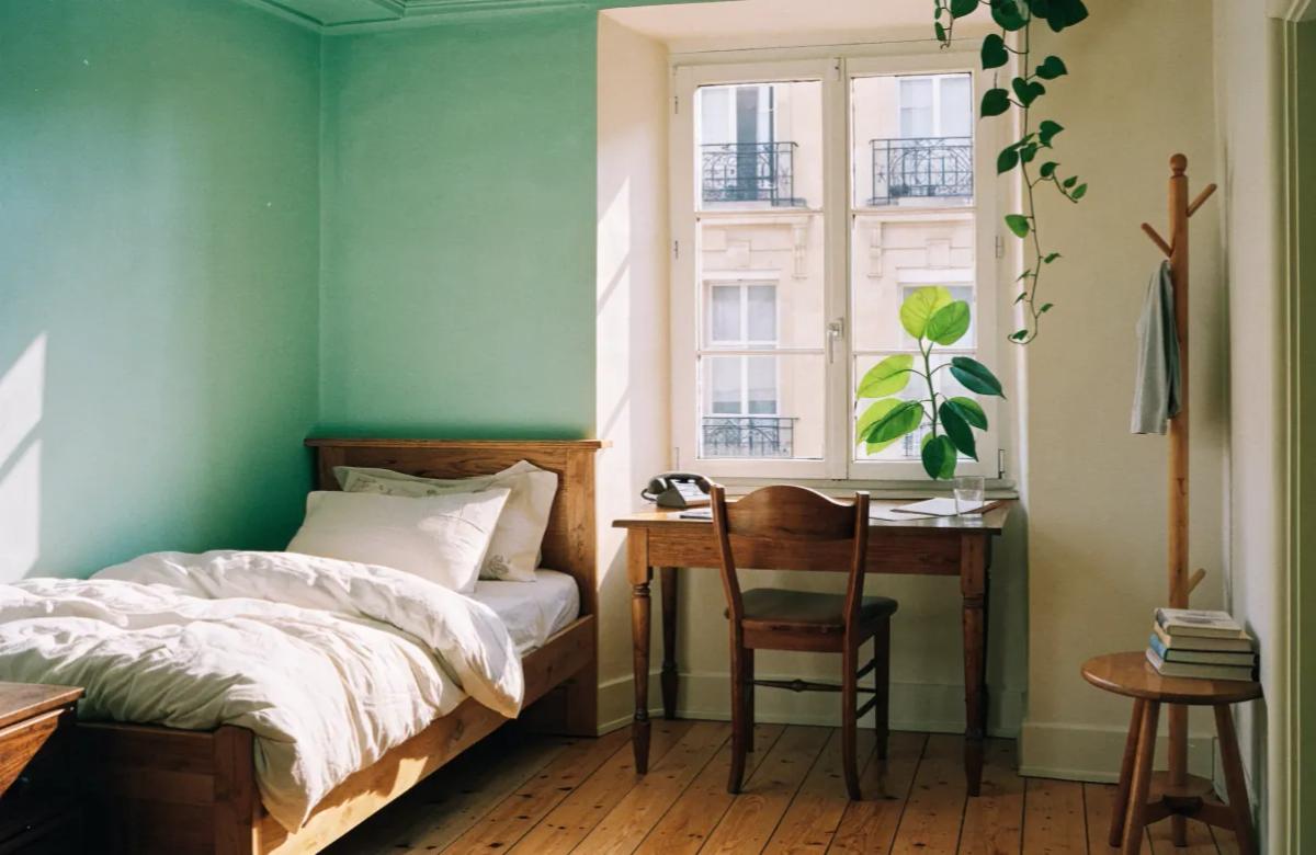 Studio lumineux avec coin bureau et coin nuit