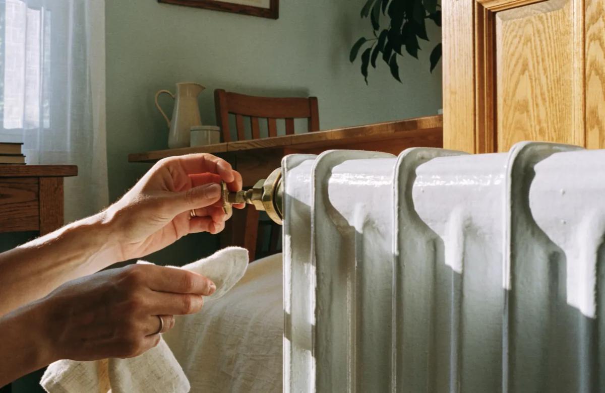 Entretien courant d'un radiateur de chauffage dans un logement