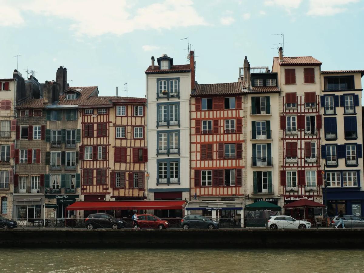 Façades colorées et immeubles d'habitation dans le centre de Bayonne