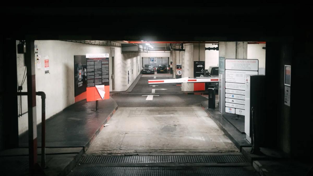 Barrière automatique fermant l'accès à un parking souterrain privé en copropriété