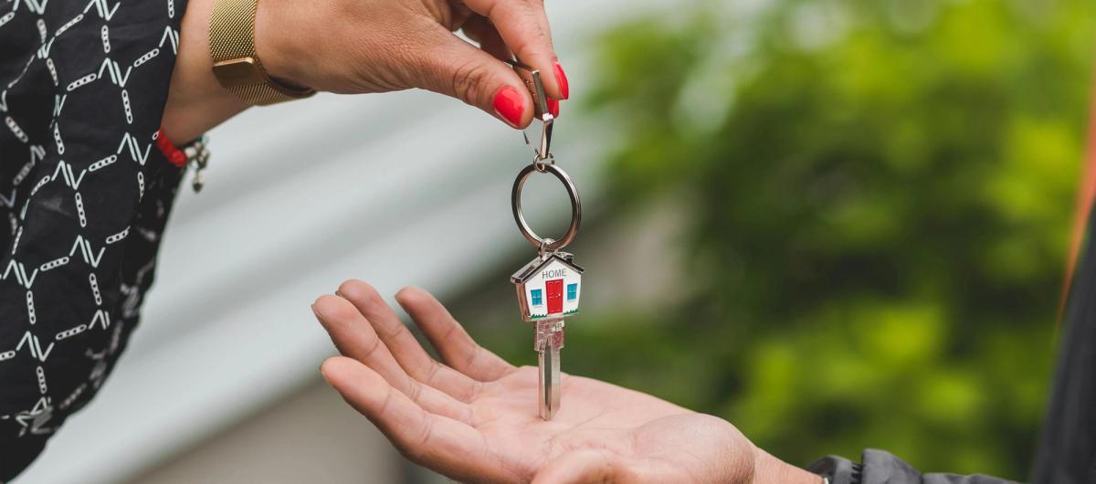 Agent immobilier remettant les clés d'un bien à un client après signature