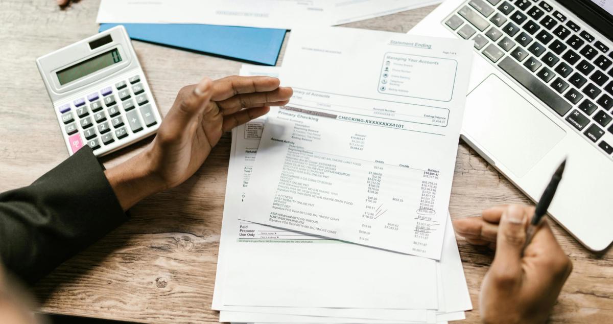 Propriétaire bailleur consultant ses revenus locatifs en meublé