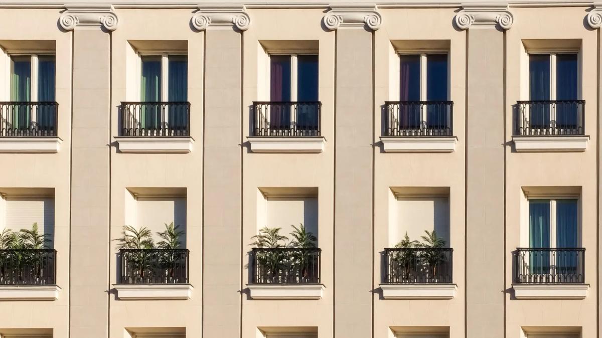 Façade d'un immeuble en copropriété avec étiquette énergétique DPE collectif
