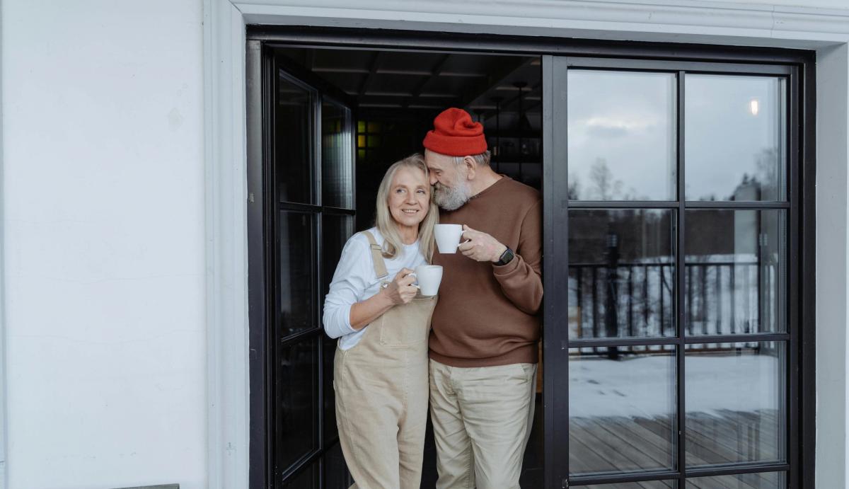 Couple de retraités visitant un appartement lumineux et accessible