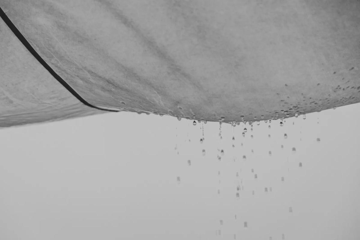 Fuite d'eau qui goutte du plafond causée par le logement du dessus