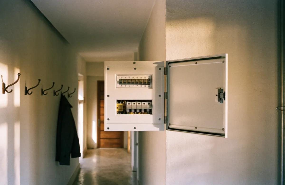 Tableau électrique domestique avec disjoncteurs dans un logement en location