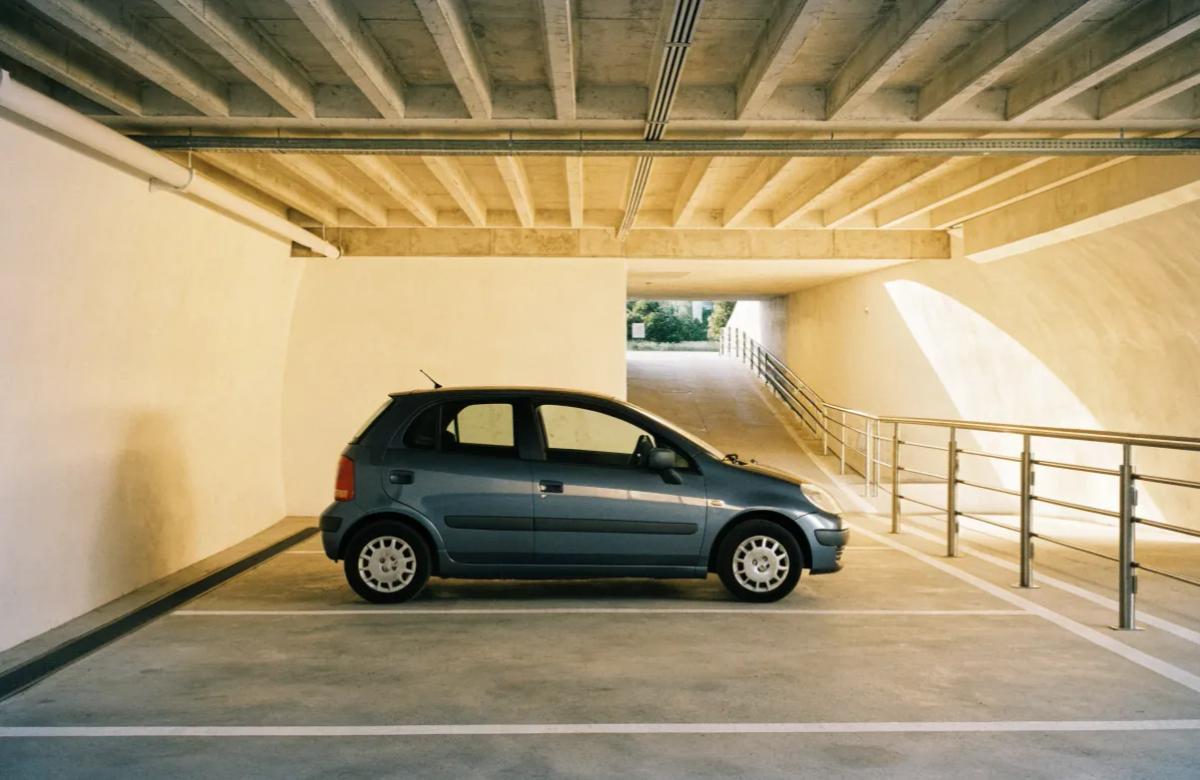 Place de parking en sous-sol dans un centre-ville dense