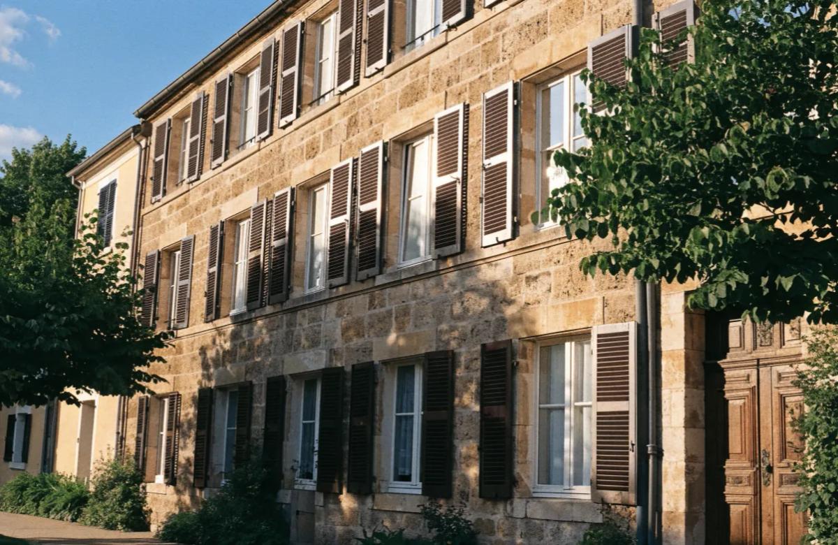 Façade d'un immeuble de rapport en centre-ville