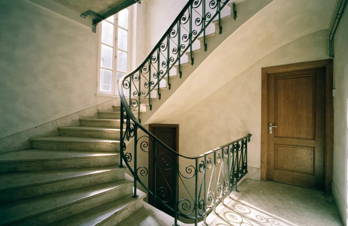 Cage d'escalier d'un immeuble en copropriété, l'une des parties communes du bâtiment